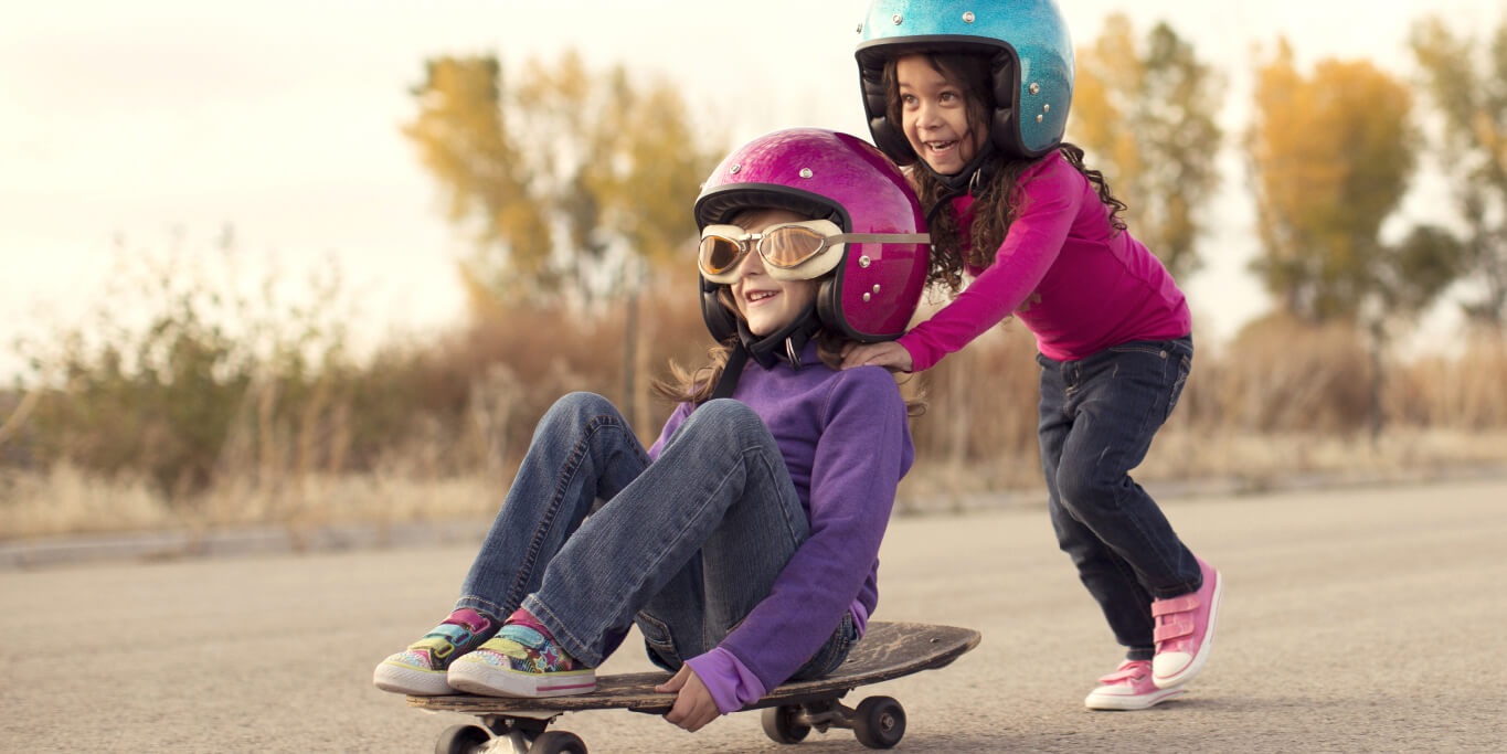 nina empujando a otra nina en skate guppy carsharing empresas