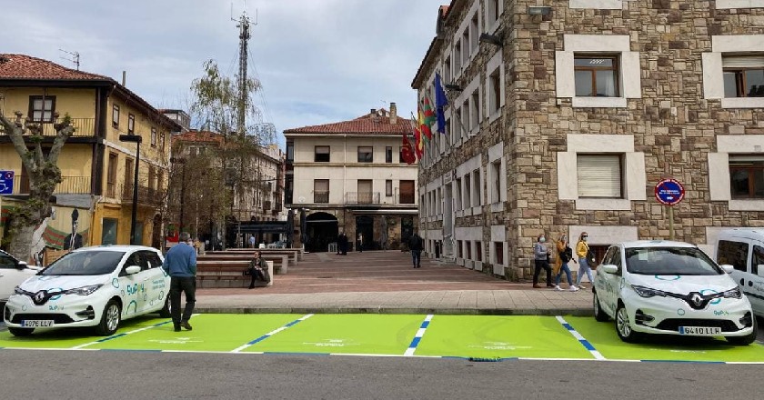 coches guppy aparcados en las plazas exclusivas del ayuntamiento torrelavega