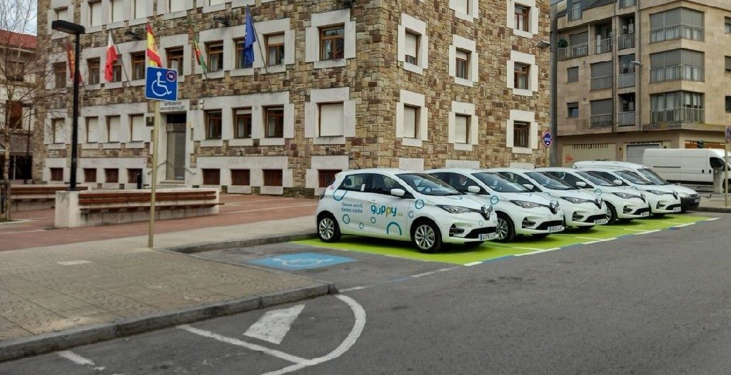 coches guppy aparcados en torrelavega