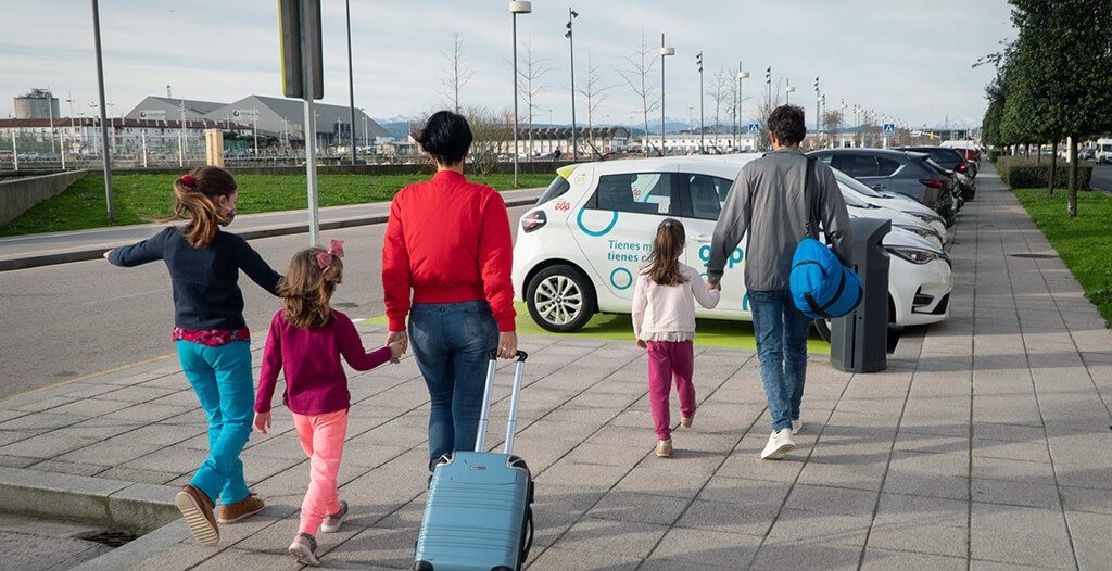 una familia con maletas va a conducir un coche automatico de guppy